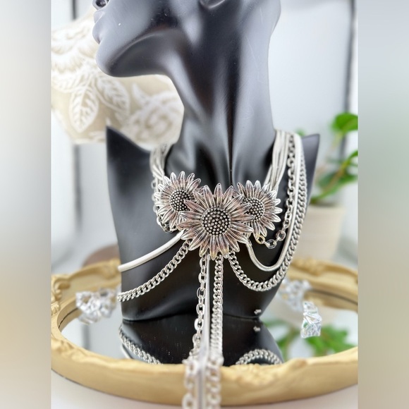 Vintage-Inspired Layered Sunflower Choker Necklace – Statement Piece - Picture 9 of 14